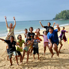 Thailand volunteers and children on beach