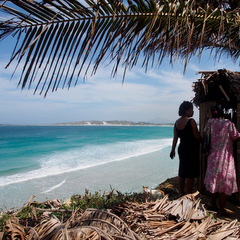 Madagascar volunteers by the beach