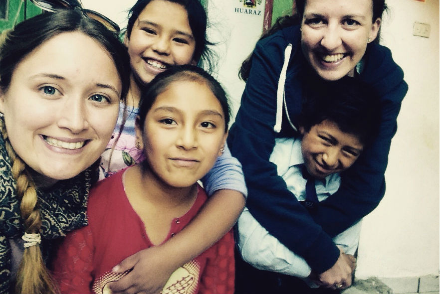 Volunteers with children in Huaraz