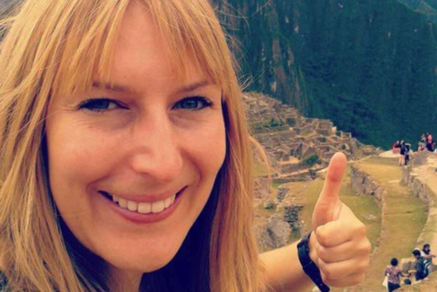 Volunteer giving the thumbs up in the mountains in Peru