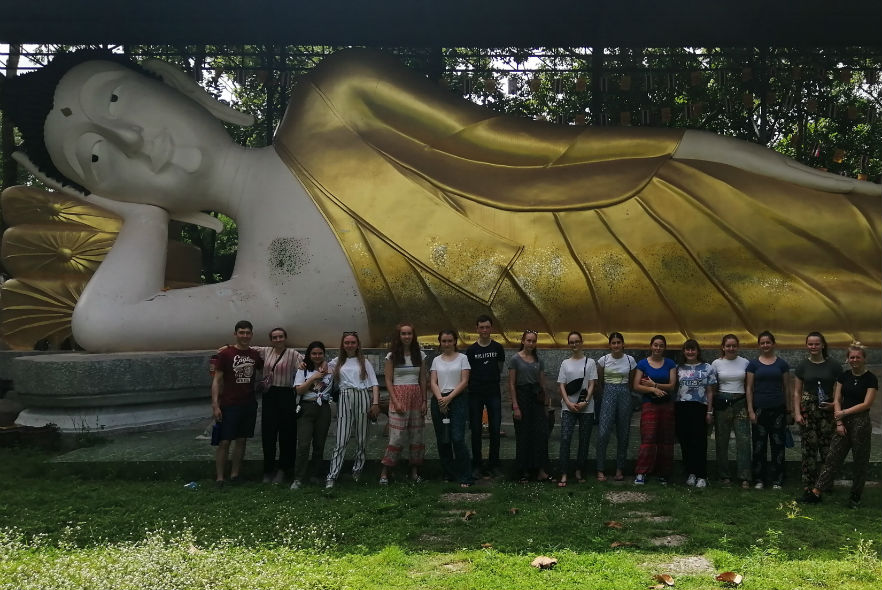 Volunteers visit local Buddhist temple on day off