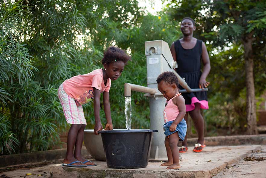 Children pumping water in Africa 